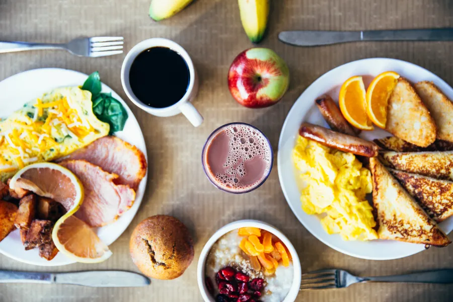 Desayuno servido en la mesa